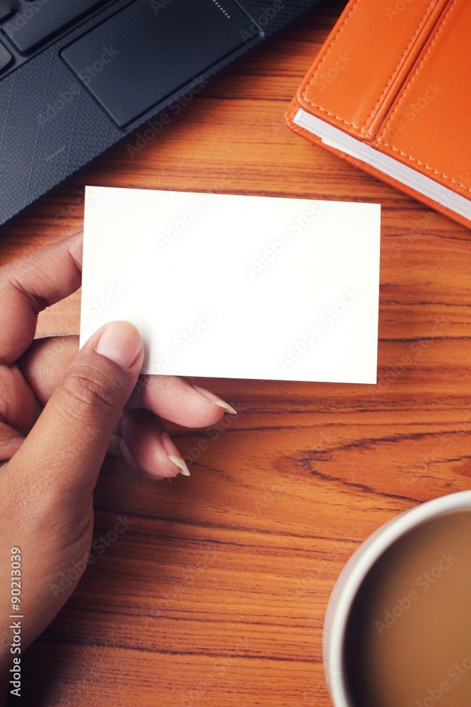 Obraz premium Coffee cup with blank business card at office