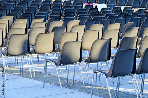 Stuhlreihen bei einem Freiluft Konzert