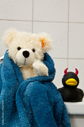 Badetag für einen Teddybären. Das Bärli kommt aus der Wanne und ist in ein Handtuch gewickelt. photo