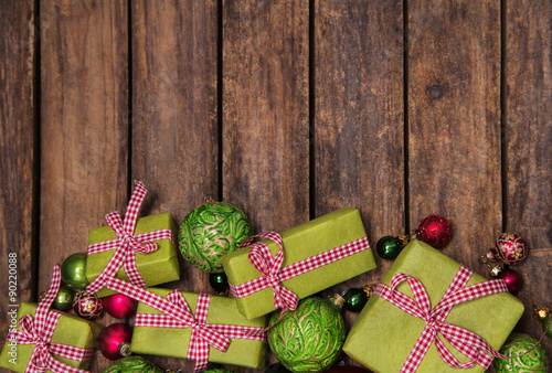 Rot grüne Weihnachtsgeschenke auf Holz Hintergrund in braun als Dekoration.
