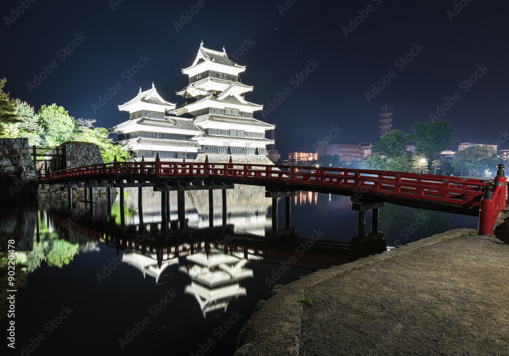 Obraz premium Matsumoto castle in the night time with the reflection in the water