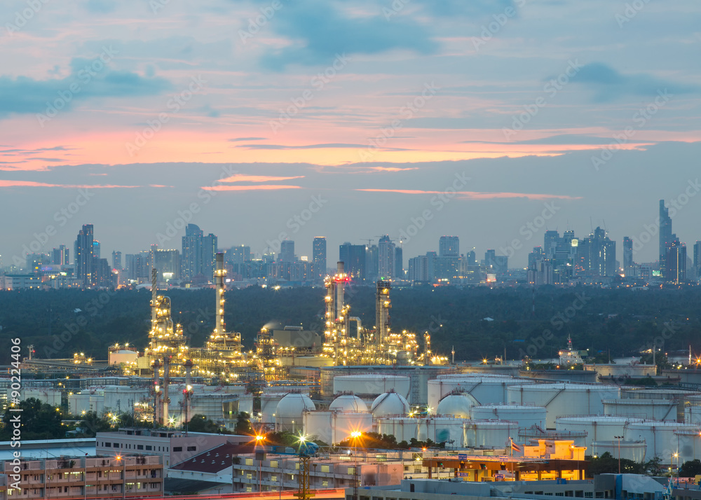 Obraz premium Oil refinery , Petrochemical industrial with city background at sunset , Bangkok , Thailand