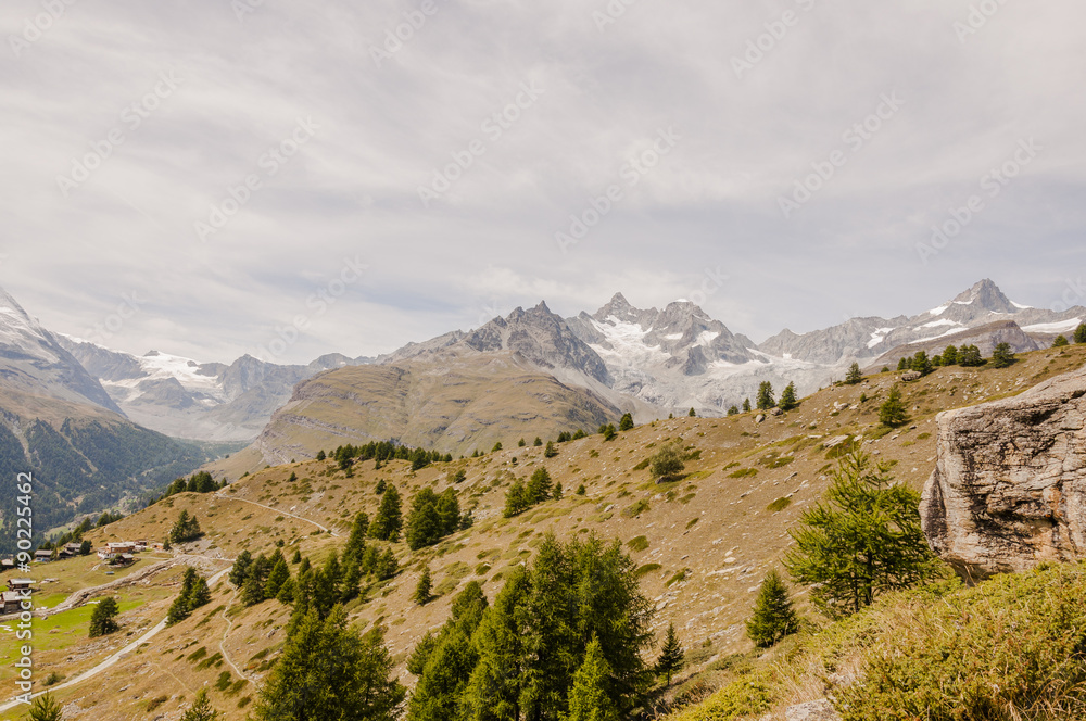 Zermatt, Dorf, Bergdorf, Alpen, Schweizer Alpen, Walliser Berge, Ober Gabelhorn, Wellenkuppe, Sunnegga, Findeln, Weiler, Wanderweg, Bergbauer, Sommer, Wallis, Schweiz