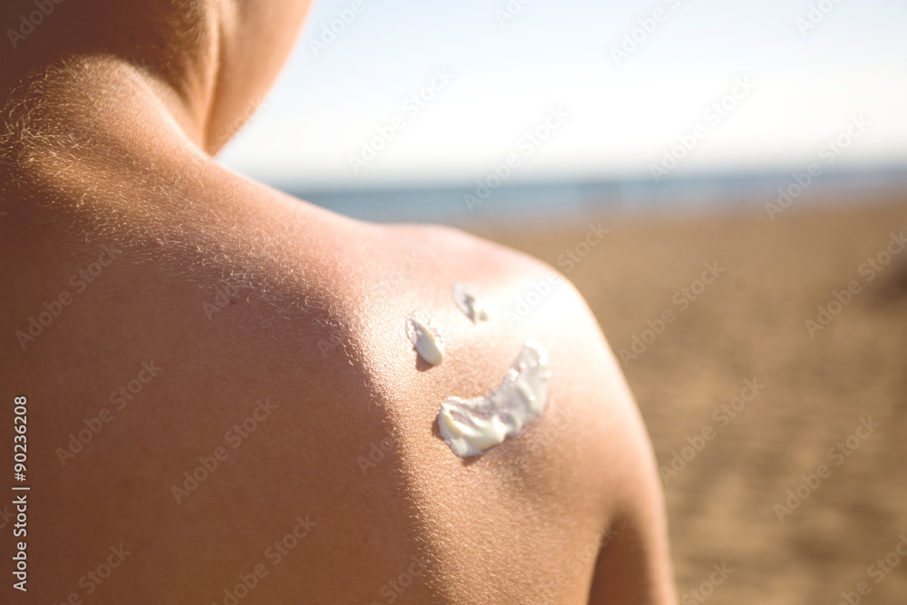 Sonnencreme auf dem Rücken Sonnencreme auf dem Rücken