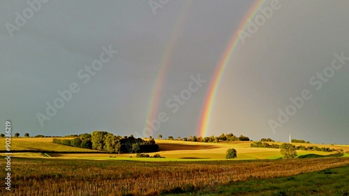 Regenbogen über Feldern im August