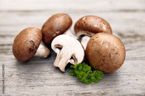 Champignon Pilze auf rustikalem Holz photo