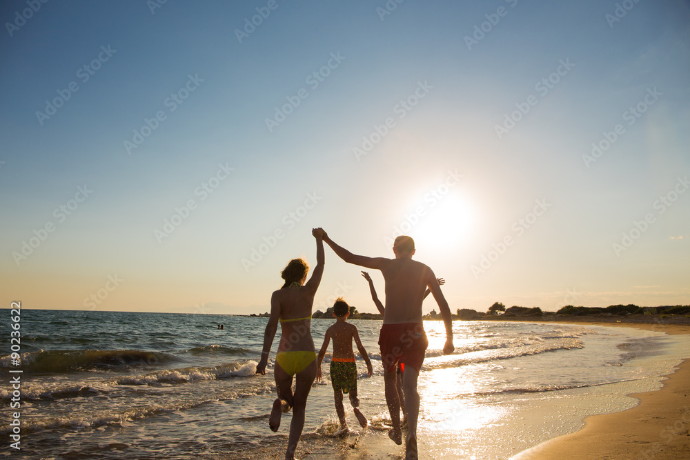 Fototapeta premium Junge Familie am Strand