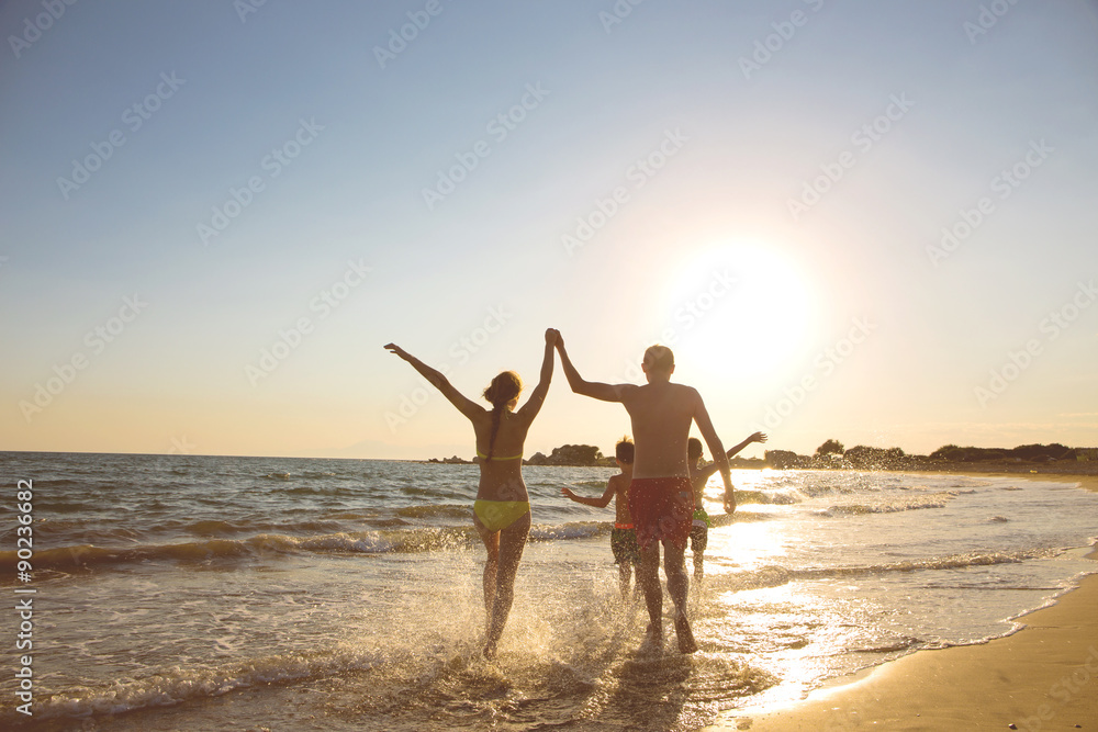 Fototapeta premium Młoda rodzina na plaży