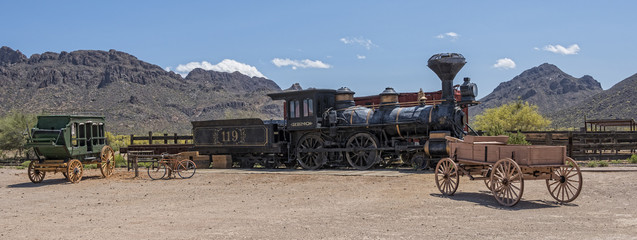 Fotobehang Trein Westernstoomlocomotief met postkoets  © Jim Vallee