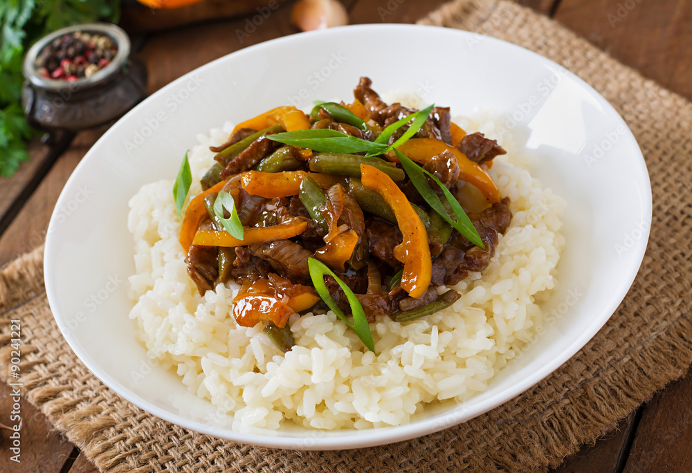 Stir frying beef with sweet peppers and green beans Stir frying beef with sweet peppers and green beans