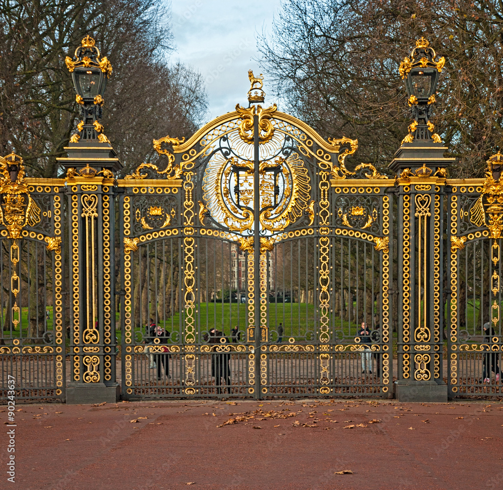 Fototapeta premium Royal Crest at Buckingham Palace Gate in London, United Kingdom