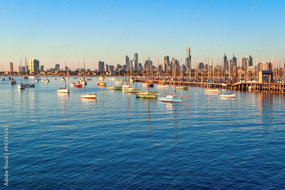 Fototapeta premium Panoramę Melbourne z St Kilda o zachodzie słońca (Wiktoria, Australia)