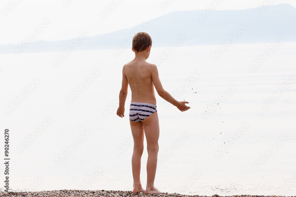 плавки дет. показала мальчику. мальчик сидит на пляже. маленькая попочка мальчик. маленькая попочка мальчик.