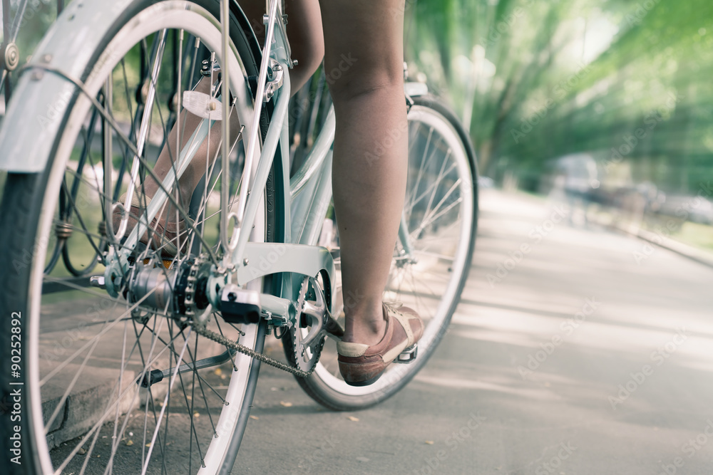 Obraz premium blue vintage city bicycle, concept for activity and healthy lifestyle
