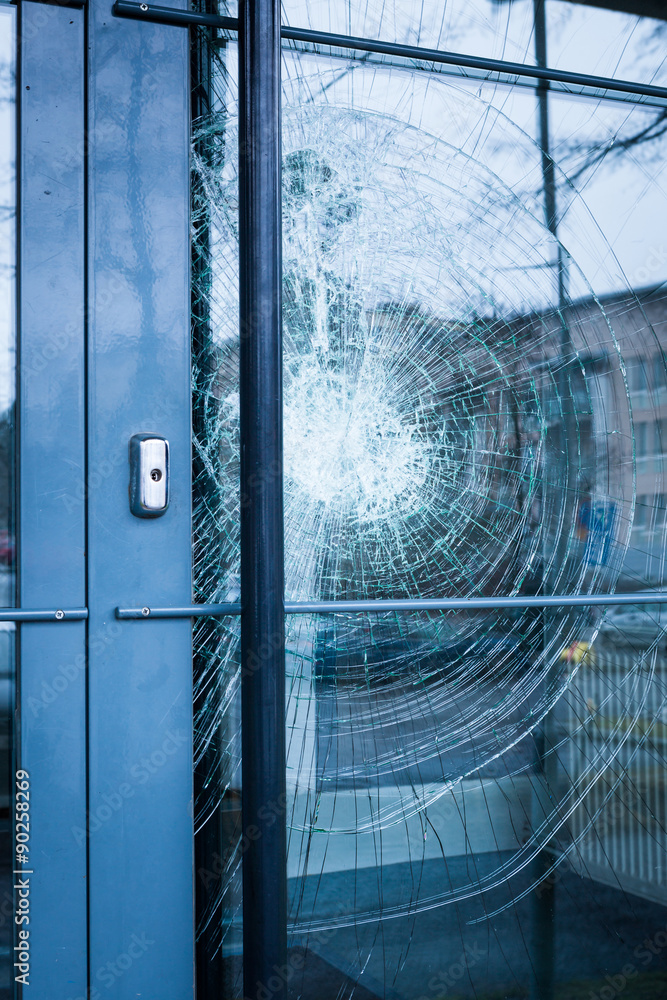 Obraz premium Broken glass front door