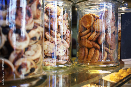 Foto Image of glass cookie jars in a coffee shop and bakery