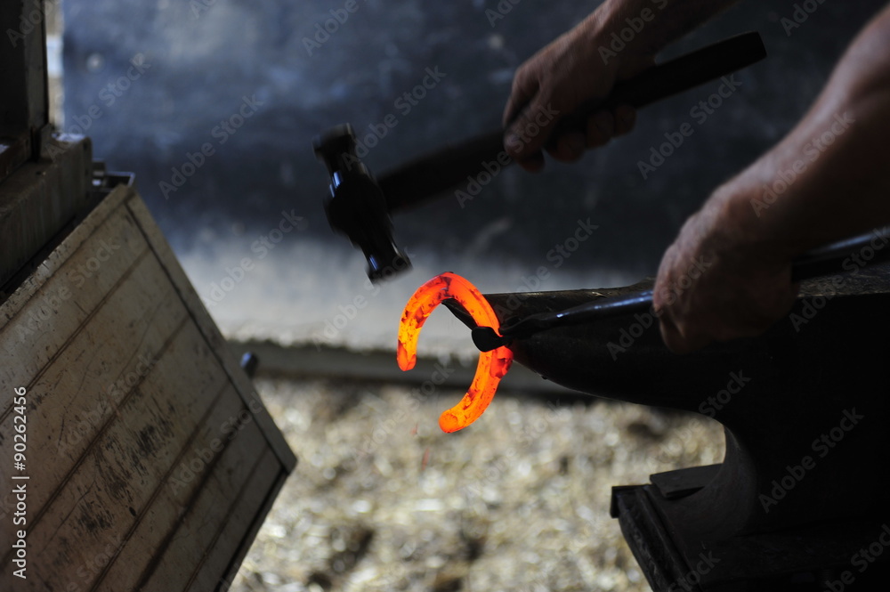 Naklejka premium Horseshoe on the anvil