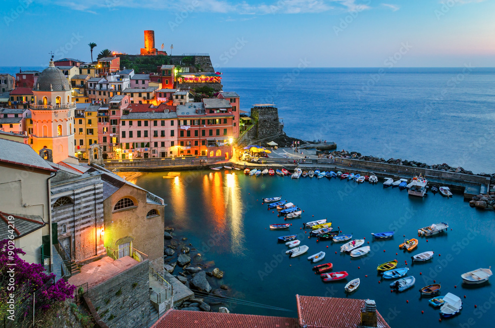 Fototapeta premium Vernazza, Cinque Terre (Italian Riviera, Liguria) at twilight