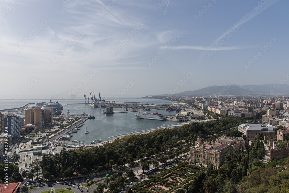 Hermosas vistas de la ciudad de Málaga desde el castillo, Andalucía