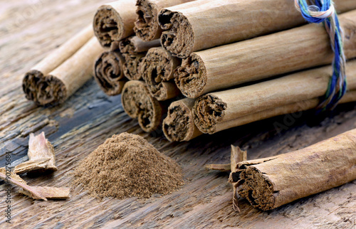 Zimt - Zimtpulver / Ceylon Zimtstangen auf Holz, Makro