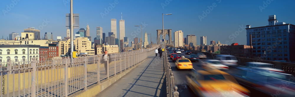 Obraz premium Panoramic view of speeding taxis driving over Brooklyn Bridge to Manhattan, New York City, NY