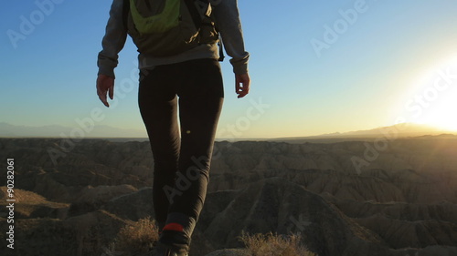 девушка туристка в каньонах