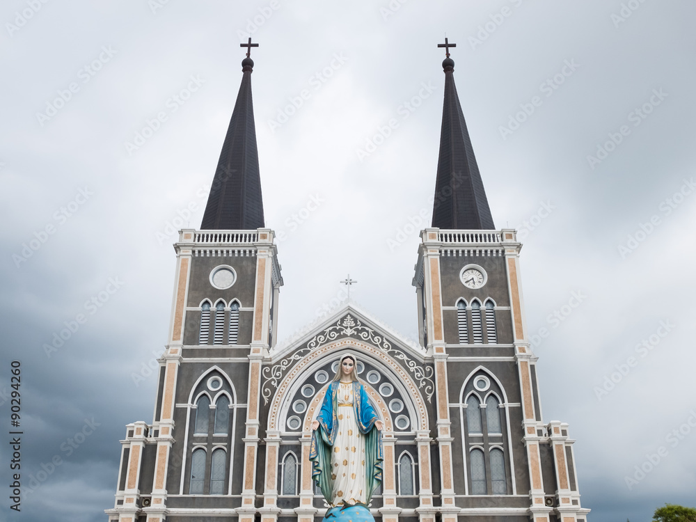 Obraz premium Misty virgin mary and church Chanthaburi, Thailand