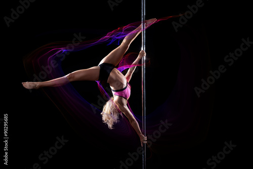 Poledance Frau sexy schwebend Kopfüber mit Licht Effekten Porträt photo