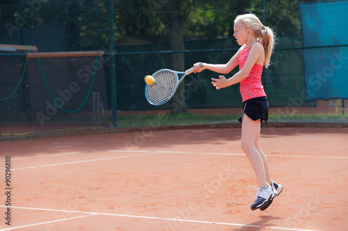 Kind spielt Tennis © cohelia