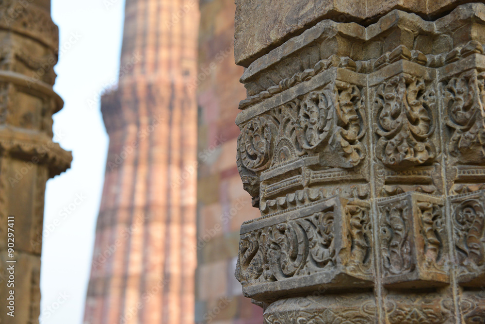 Obraz premium Carving Sandstone Columns in the courtyard of Quwwat-Ul-Islam mosque inside Qutub Minar complex