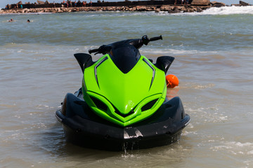 Acrylglasbilder Wasser Motorsport Jetski am sonnigen Strand  © Velizar  Gordeev