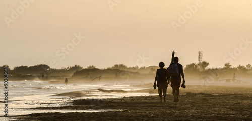 Cuadro en lienzo couple qui se promène sur la plage le soir