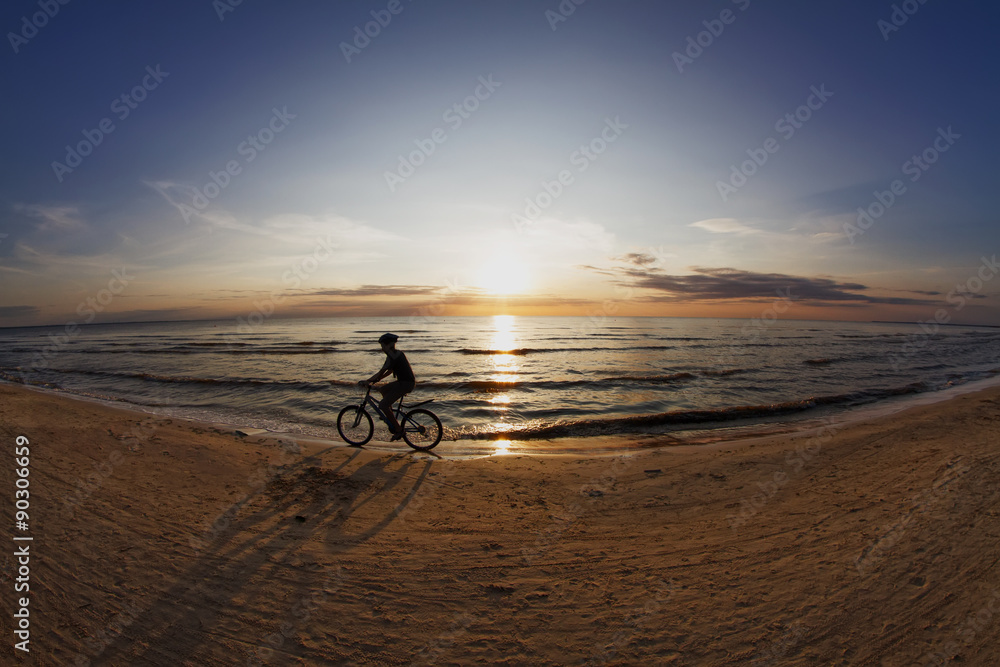 Fototapeta premium silhouette of a cyclist at sunset