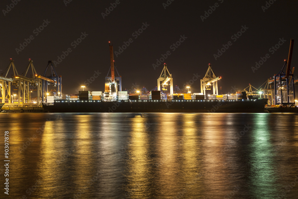 Containerschiff in Hamburg bei Nacht