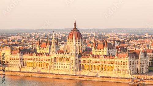 Ungarisches Parlament in Budapest bei Sonnenuntergang