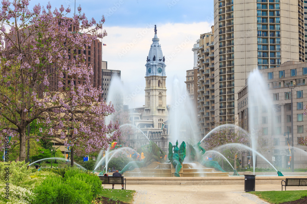 Fototapeta premium Swann Memorial Fountain With City Hall In The Background