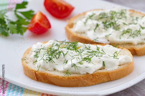 Sandwiches with cream cheese and vegetables