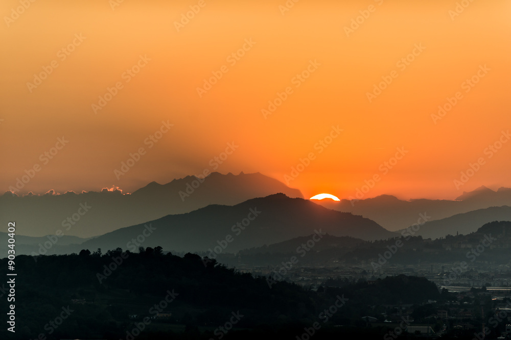 Silhouette del monte Resegone in Lombardia  al tramonto