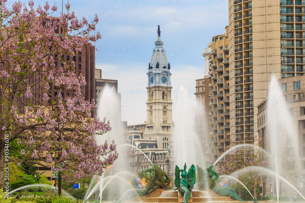 Fototapeta premium Swann Memorial Fountain With City Hall In The Background
