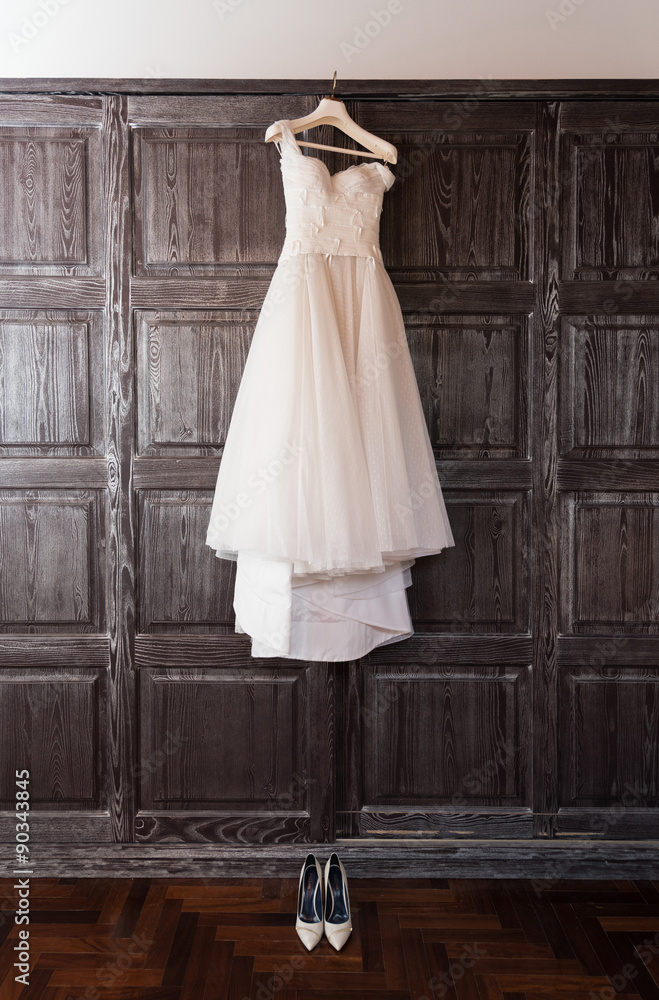Abito da sposa bianco appeso sulla gruccia Abito da sposa bianco appeso sulla gruccia