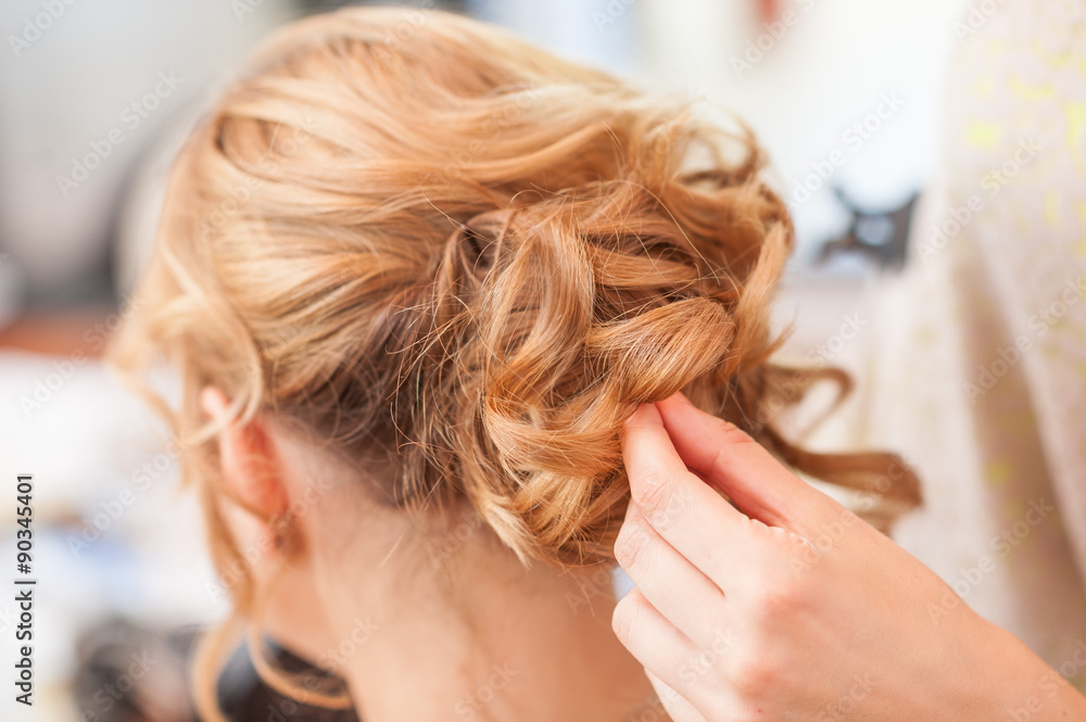 Naklejka premium Acconciatura sposa capelli lunghi biondi raccolti