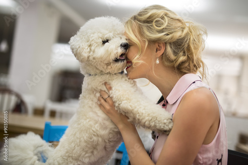 Photographie Girl his white curly Bichon Frise dog