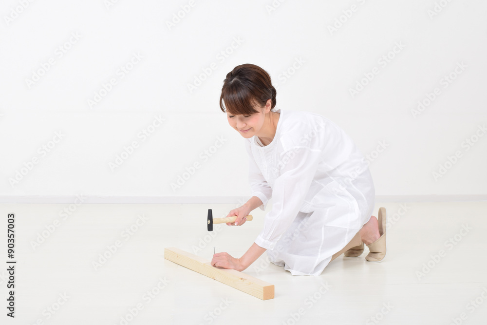釘を打つ女性 釘を打つ女性