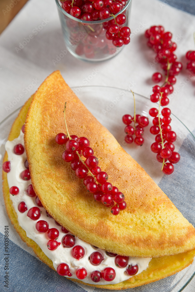 Foto de Süsses Omelette mit Quark und Johannisbeeren do Stock | Adobe Stock