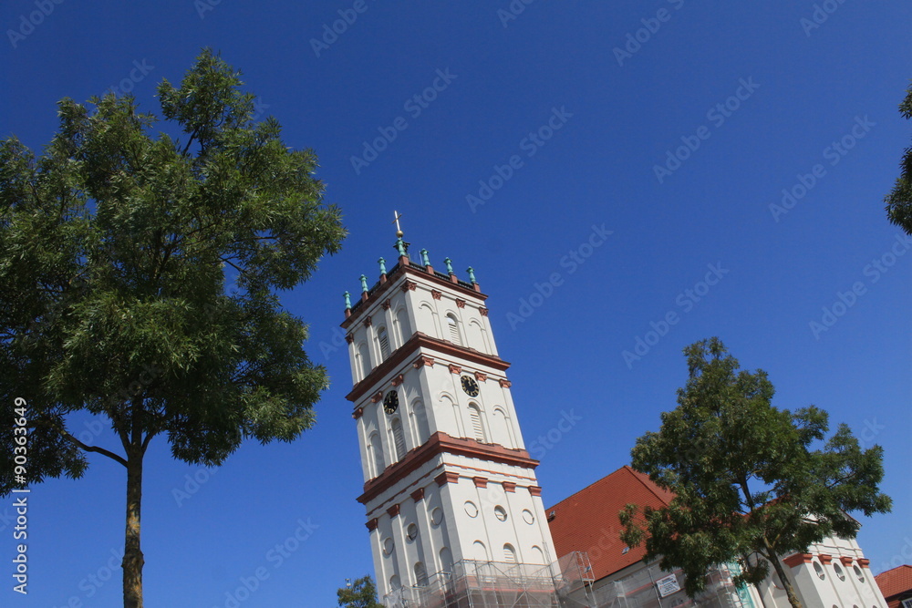 Obraz premium Blick vom Neustrelitzer Markt hinüber zur Stadtkirche
