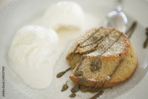 Tortino caldo alla crema di pistacchio e contorno di gelato