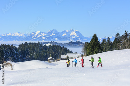 Winterwandern mit Schneeschuhen durch die verschneite Landschaft photo