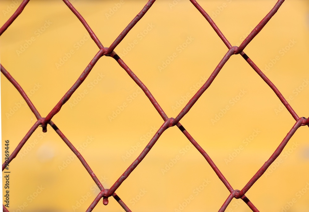 Fototapeta premium сетка рабица на желтом фоне