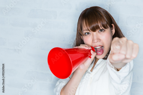 応援する女性 photo