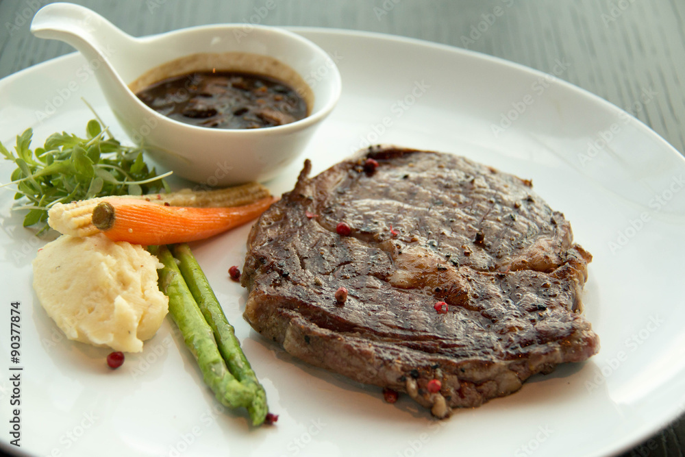  sirloin steak, served with asparagus, grilled carrot